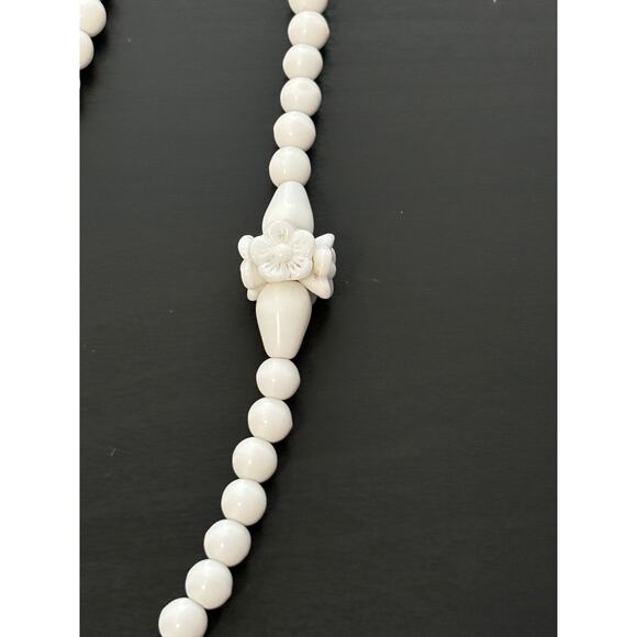 Vintage Molded Milk Glass Necklace Made in Germany 30" Flowers - Picture 3 of 5